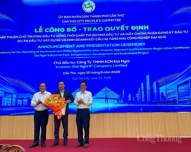 Nghi thức trao Quyết định chủ trương đầu tư và Nghi thức trao Giấy Chứng nhận Đăng ký đầu tư. Ảnh: Khánh Ngọc.