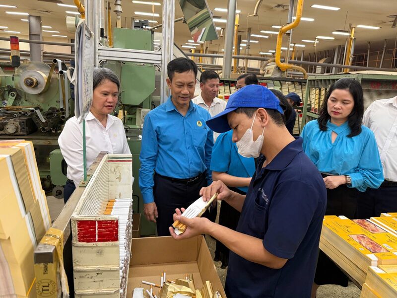 Nhân dịp Tháng Công nhân, đoàn công tác Công đoàn Công Thương Việt Nam thăm dây chuyền sản xuất Công ty Thuốc lá Thăng Long