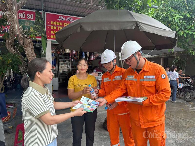 Đồng thời, lồng ghép tuyên truyền về lợi ích của việc lắp đặt điện mặt trời mái nhà tự sản xuất, tự tiêu thụ theo chủ trương của Chính phủ. Những thông tin hữu ích này đã giúp người dân hiểu rõ hơn về nguồn năng lượng tái tạo, góp phần giảm áp lực cho hệ thống điện quốc gia và hướng tới sự phát triển xanh, bền vững.