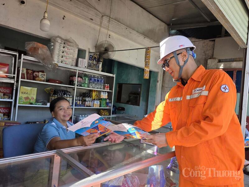 Các đoàn viên đã trực tiếp hướng dẫn phụ huynh các giải pháp tiết kiệm điện cụ thể trong sinh hoạt hằng ngày, giúp các gia đình tối ưu hóa chi phí và chung tay bảo vệ môi trường.