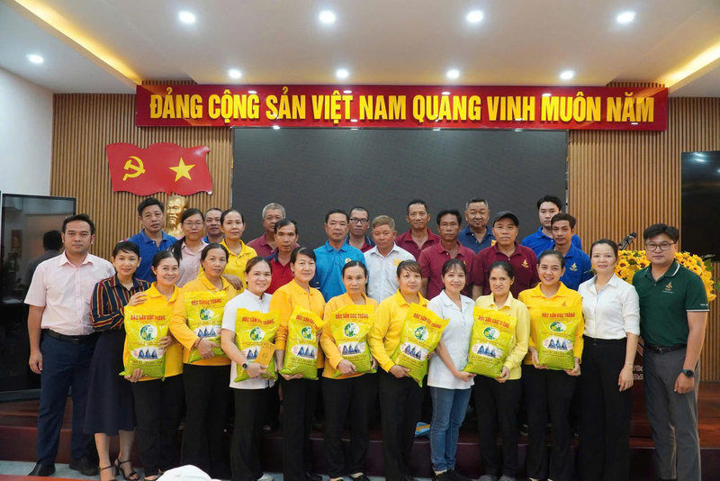 CĐCS Công ty cổ phần Hòa Việt thăm hỏi tặng quà cho gia đình người lao động khó khăn