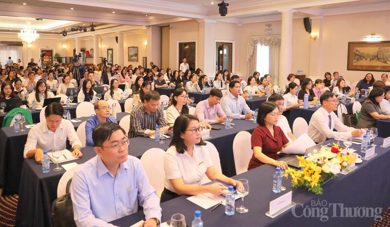 Sự kiện thu hút hơn 400 đại biểu là đại diện các sở, ban, ngành, UBND các phường, xã, đặc khu, cùng các hội, hiệp hội doanh nghiệp.
