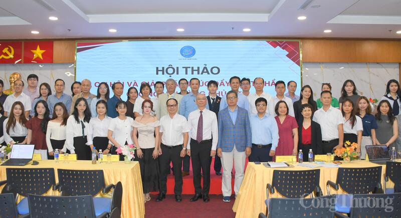Lãnh đạo Cục Xuất nhập khẩu cùng các đại biểu tham dự hội nghị. Ảnh: Thanh Minh.