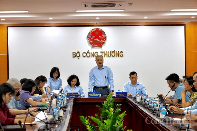 Sáng 12/6, Cục Xuất nhập khẩu (Bộ Công Thương) đã phối hợp với các hiệp hội ngành hàng tổ chức Hội nghị tìm giải pháp quản trị rủi ro, kiểm soát nhập siêu, thúc đẩy xuất khẩu.