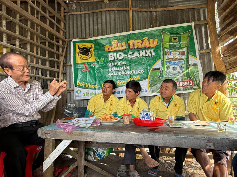Chuyên gia chương trình “Hành trình xanh - Đất khỏe - Cây trồng khỏe” đang trao đổi tại buổi hội thảo nhỏ đầu bờ chia sẻ kinh nghiệm xử lý ngộ độc hữu cơ, hạ phèn bằng sản phẩm Đầu Trâu Bio-Canxi của Công ty Cổ phần Phân bón Bình Điền.