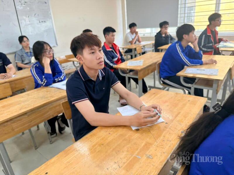 Sáng nay, thí sinh dự thi tốt nghiệp THPT làm bài thi hai môn tự chọn.