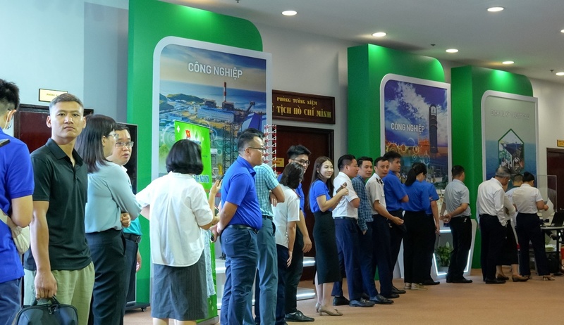Người lao động Petrovietnam tích cực hưởng ứng chương trình hiến máu nhân đạo. Ảnh: Petrovietnam