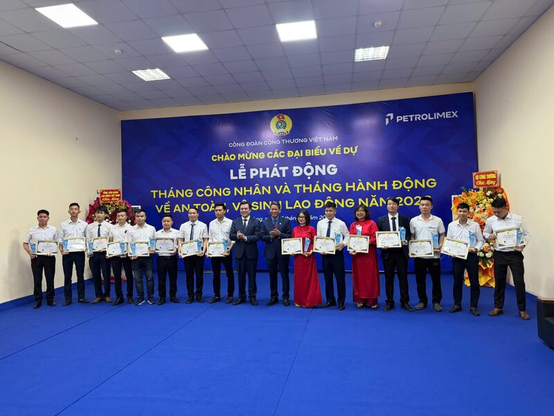 Ông Thái Thu Xương - Phó Chủ tịch Tổng Liên đoàn Lao động Việt Nam và ông Nguyễn Sinh Nhật Tân - Thứ trưởng Bộ Công Thương trao Bằng khen cho lao động giỏi và an toàn vệ sinh viên tiêu biểu