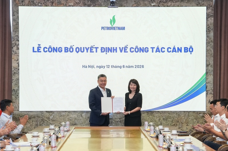Đồng chí Nguyễn Thị Thu Lan - Phó Bí thư Đảng ủy Bộ Tài chính trao quyết định ông Lê Mạnh Cường giữ chức Phó Bí thư Đảng ủy Tập đoàn nhiệm kỳ 2025 - 2030.