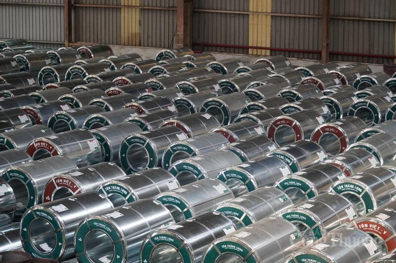 Toàn bộ công đoạn mạ và sơn của Công ty Cổ phần Tôn mạ Vnsteel Thăng Long được thực hiện trên các dây chuyền sử dụng nhiên liệu sạch CNG và LNG, giúp giảm đáng kể lượng phát thải so với các nhiên liệu truyền thống, đồng thời nâng cao chất lượng môi trường sản xuất.