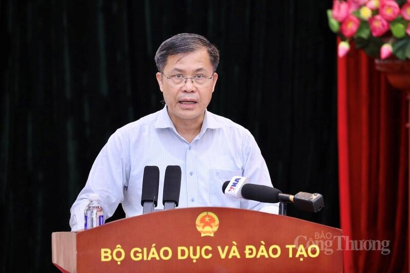 Ông Lê Mỹ Phong, Phó Cục trưởng Cục Quản lý chất lượng phát biểu tại họp báo.