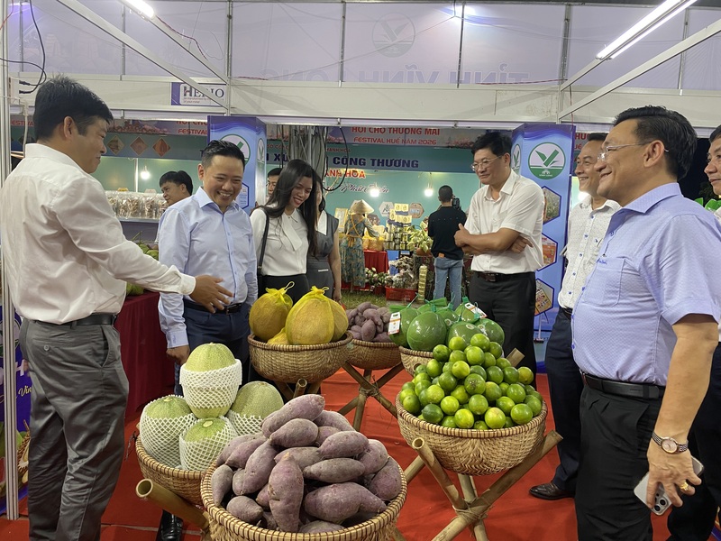 Nhiều nông sản, đặc sản trong cả nước được trưng bày, giới thiệu, két nối giao thương tại hội chợ. Ảnh: Nguyễn Tuấn