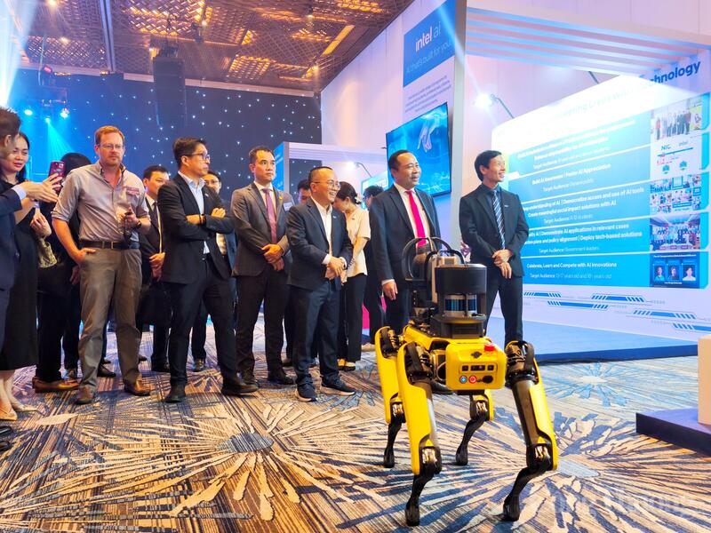 Chó robot của hãng Boston Dynamics sử dụng chip của Intel tại buổi lễ. Ảnh: Thừa Ngọc