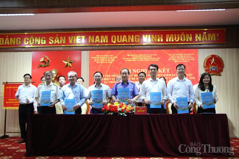Phó Giám đốc Sở Công Thương TP. Đà Nẵng Nguyễn Văn Trừ (hàng trên, thứ 3 từ trái sang) ký kết Quy chế phối hợp liên ngành với Viện Kiểm sát nhân dân TP. Đà Nẵng