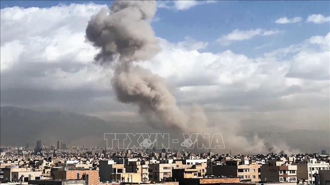 Khói bốc lên sau vụ không kích của lực lượng Mỹ-Israel nhằm vào thủ đô Tehran, Iran ngày 28/2/2026. Ảnh: ANI/TTXVN