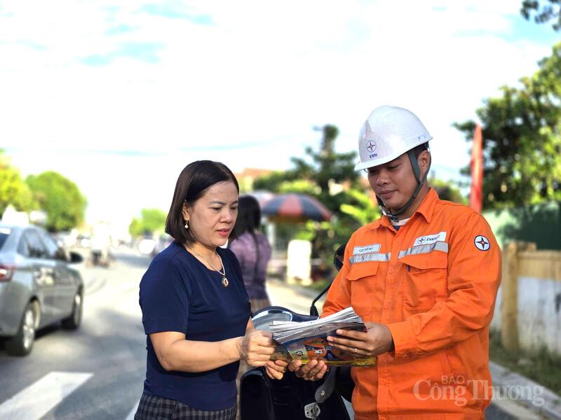 Tại điểm thi Trường THPT xã Cẩm xuyên, anh Lưu Thế Huy, nhân viên Điện lực Cẩm Xuyên, Công ty Điện lực Hà Tĩnh chia sẻ, thời tiết những ngày nãy diễn biến rất thất thường, áp lực lên lưới điện phục vụ các phòng thi. “Sau kỳ thi, nhiều phụ huynh gặp lại vẫn gửi lời cảm ơn, điều đó khiến những người thợ điện như chúng tôi cảm thấy công việc của mình ý nghĩa hơn bao giờ hết”, anh Huy bày tỏ.