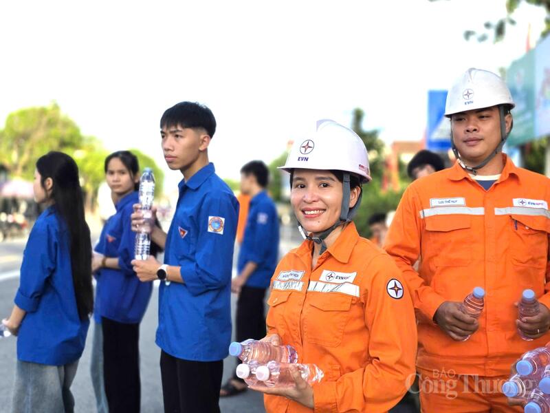 Bên cạnh niềm vui hoàn thành bài thi của các sĩ tử, người dân địa phương cũng dành nhiều tình cảm trân trọng cho những nhân viên Điện lực Hà Tĩnh. Họ không chỉ hoàn thành nhiệm vụ giữ dòng điện thông suốt mà còn để lại những khoảnh khắc ấm lòng phía sau trường thi.