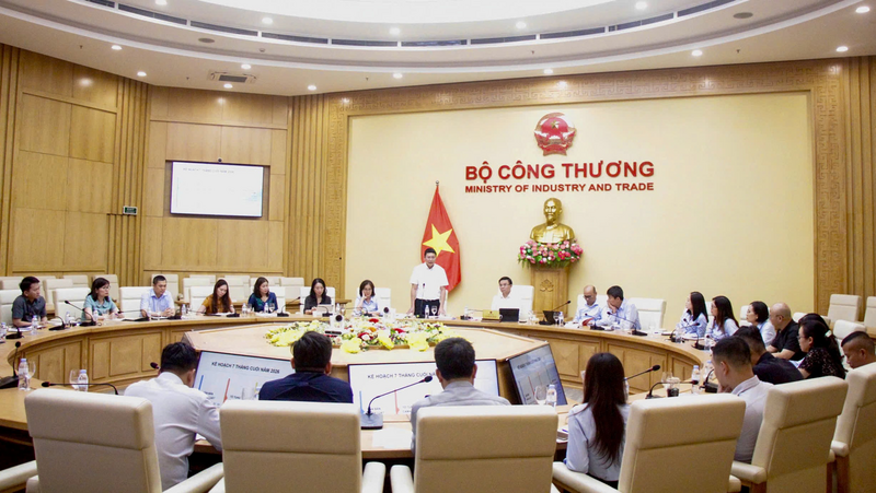 Chủ tịch Ủy ban Cạnh tranh Quốc gia Trịnh Anh Tuấn phát biểu tại buổi làm việc.
