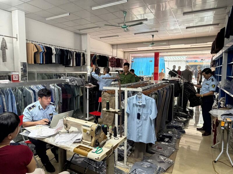 Lực lượng chức năng tỉnh Hưng Yên kiểm tra cơ sở kinh doanh của bà N.T.T, có địa chỉ tại thôn Vô Hối Đông, xã Nam Thụy Anh. Ảnh: Chi cục QLTT Hưng Yên