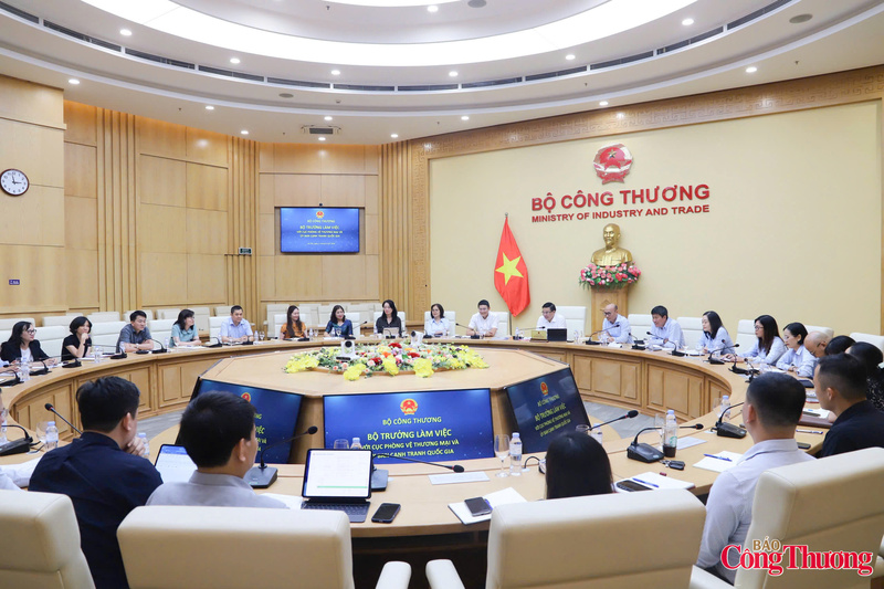 Toàn cảnh buổi làm việc giữa Bộ trưởng Bộ Công Thương Lê Mạnh Hùng với Cục Phòng vệ thương mại và Ủy ban Cạnh tranh Quốc gia.