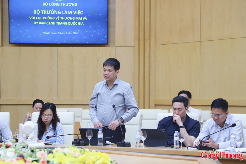 Cục trưởng Cục Hóa chất Phùng Mạnh Ngọc phát biểu tại buổi làm việc.