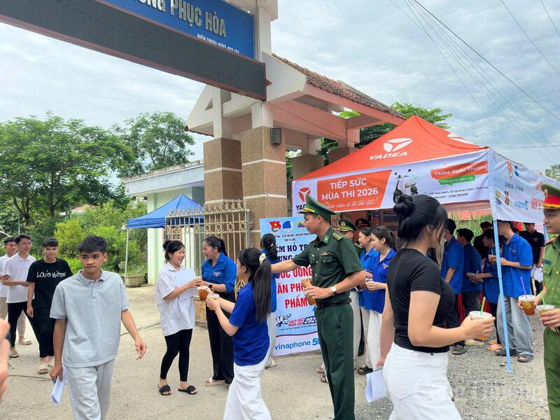 Ngày 11/6, Chi đoàn Đồn Biên phòng Tà Lùng phối hợp với Đoàn xã Phục Hòa, Bế Văn Đàn thực hiện Chương trình "Tiếp sức mùa thi" tại Trường THPT Phục Hòa.