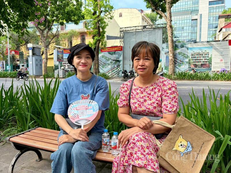 Chị Thắm (Minh Khai, Hà Nội) và chị Ngọc Anh (Văn Miếu, Hà Nội) đưa con tới điểm thi từ sáng sớm. Ảnh: Minh Hương