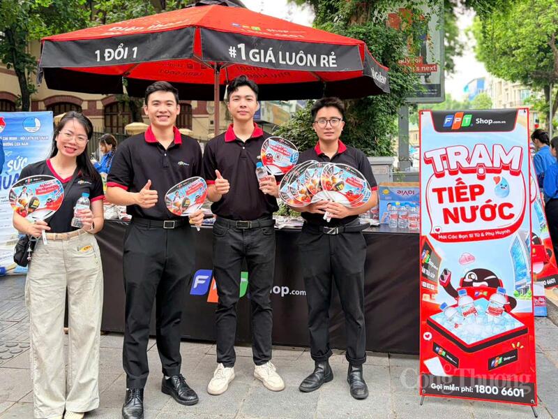 Nhiều tổ chức, doanh nghiệp và tình nguyện viên tham gia chương trình tiếp sức mùa thi, phát nước uống miễn phí và hỗ trợ thí sinh, phụ huynh tại các điểm thi trên địa bàn Hà Nội. Ảnh: Minh Hương