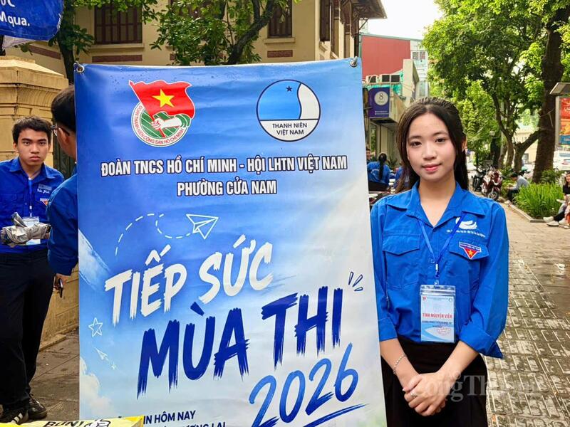 Bạn Phạm Quỳnh Anh tham gia hỗ trợ thí sinh tại điểm thi Trần Phú trong 2 ngày diễn ra Kỳ thi tốt nghiệp THPT 2026. Ảnh: Minh Hương