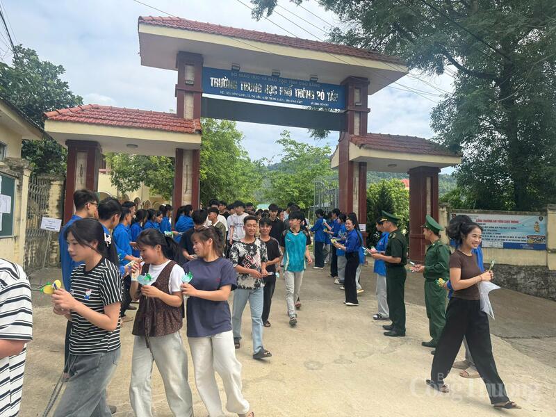 Trong hai ngày 11/6 - 12/6/2026 chi đoàn Đồn Biên phòng Đàm Thủy đã cử 15 đoàn viên tham gia phối hợp với đoàn thanh niên xã Đàm Thủy, Chi đoàn trường THPT Pò Tấu thực hiện tiếp sức mùa thi tại điểm thi trường THPT Pò Tấu, xã Đàm Thủy. Đồn Biên phòng Đàm Thủy đã hỗ trợ chi đoàn Trường THPT Pò Tấu với số tiền 2.000.000 đồng phục vụ các hoạt động.