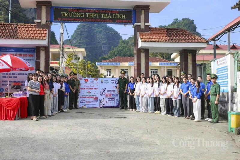 Trong hai ngày 11/6 - 12/6 cán bộ, đoàn viên Chi đoàn đồn Biên phòng CKQT Trà Lĩnh tham gia tiếp sức mùa thi tại điểm thi trường THPT Trà Lĩnh và đơn vị ủng hộ với số tiền 5 triệu đồng.