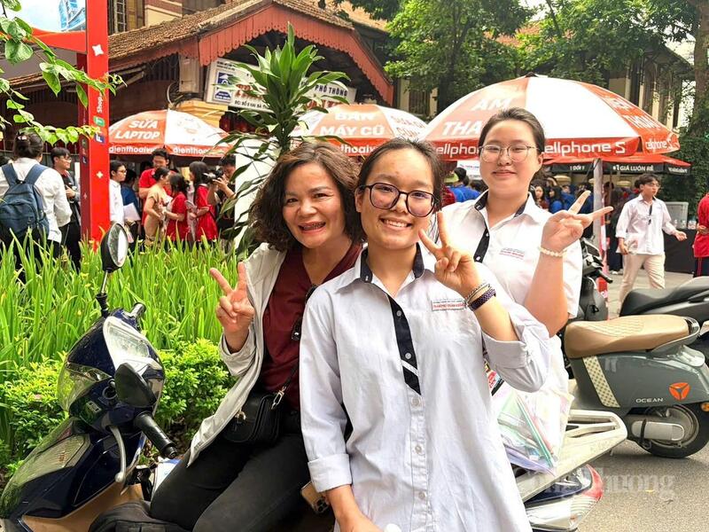 Em Minh Ngọc cho rằng đề thi năm nay bám sát kiến thức đã học, đồng thời vẫn bảo đảm tính phân hóa đối với nhóm thí sinh có học lực khá, giỏi. Ảnh: Minh Hương.