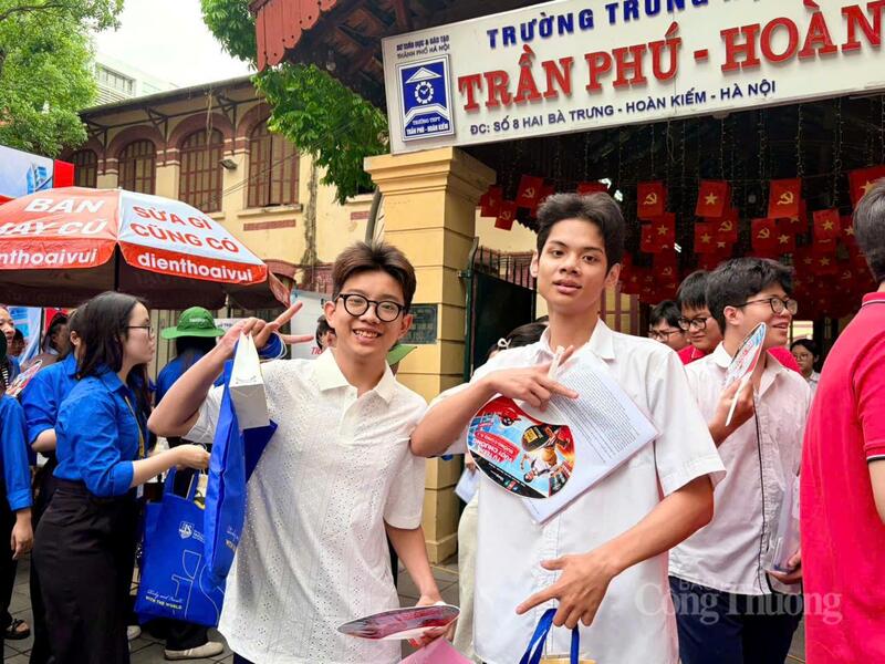 Các sĩ tử tự tin sau khi hoàn thành môn thi cuối cùng của Kỳ thi tốt nghiệp THPT năm nay. Ảnh: Minh Hương