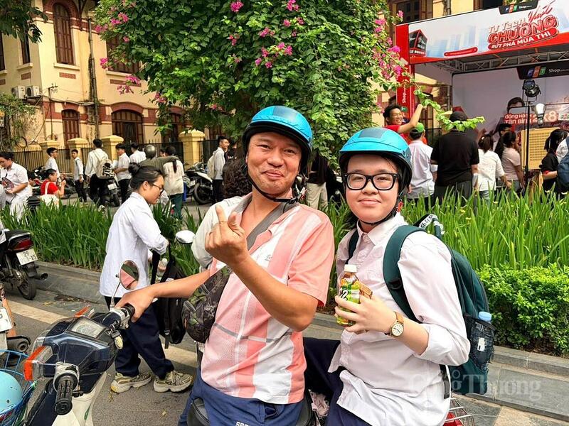 Nhiều phụ huynh không giấu được niềm vui khi đón con rời điểm thi sau hai ngày dự thi. Ảnh: Minh Hương