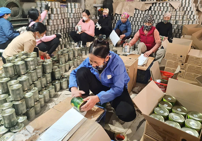 Công nhân Công ty TNHH Thành Yên (xã Hoàng Hoa Thám) hoàn thiện đóng gói sản phẩm nông sản chế biến xuất khẩu. Ảnh: Khắc Duẩn