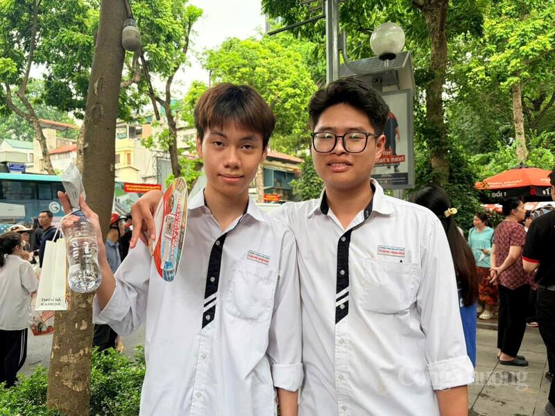 Hai thí sinh Minh Quang và Tuấn Nghĩa, học sinh Trường THPT Trần Phú dự thi tổ hợp môn Hoá, Sinh. Ảnh: Minh Hương