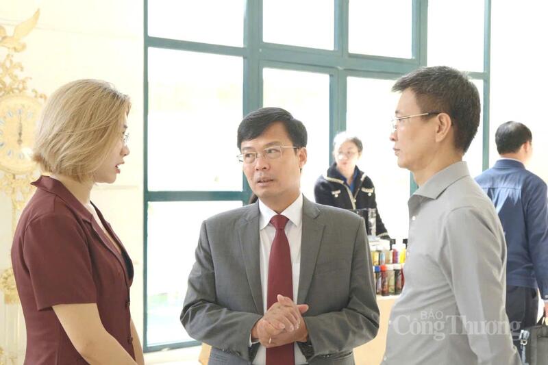 Ông Đinh Văn Tuấn, Phó Chủ tịch UBND tỉnh Lâm Đồng trao đổi với các đại biểu, doanh nghiệp bên lề hội thảo. Ảnh: Lê Sơn