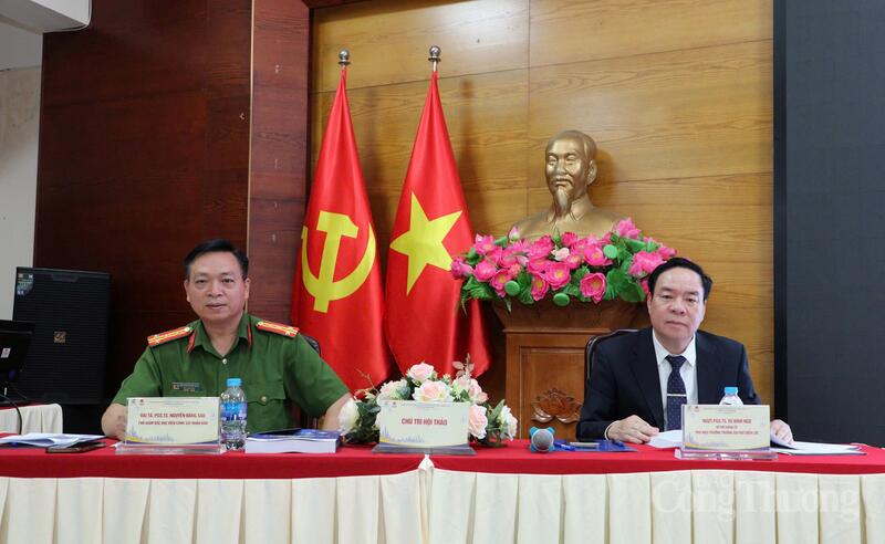 NGƯT PGS.TS Vũ Đình Ngọ - Bí thư Đảng uỷ, Phó Hiệu trưởng Trường Đại học Điện lực (bên phải) và Đại tá PGS.TS Nguyễn Đăng Sáu, Phó Giám đốc Học viện Cảnh sát nhân dân (bên trái) chủ trì hội thảo và điều hành phần tham luận.