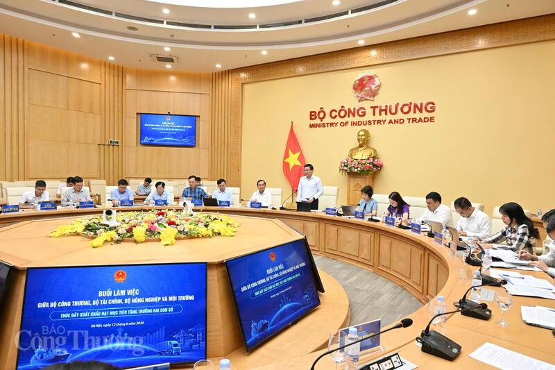Toàn cảnh buổi làm việc. Ảnh: Cấn Dũng