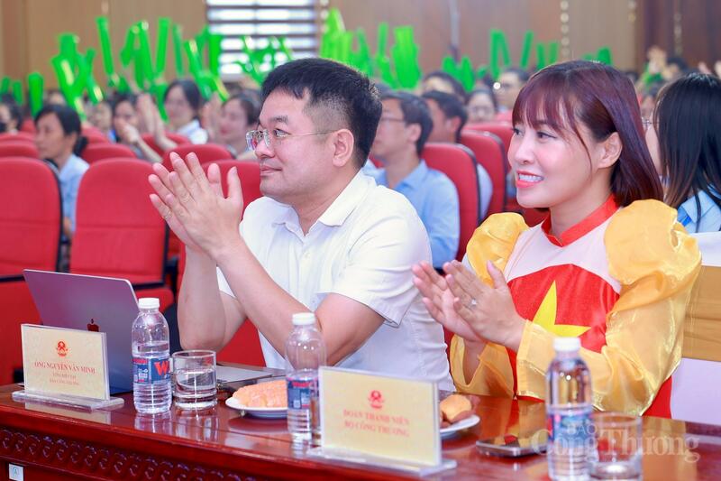 Ông Nguyễn Văn Minh, Tổng Biên tập Báo Công Thương và bà Nguyễn Ngọc Tâm, Phó Chánh Văn phòng Cục Quản lý và Phát triển thị trường trong nước, Bí thư Đoàn Thanh niên Bộ Công Thương. Ảnh: Quỳnh Trang