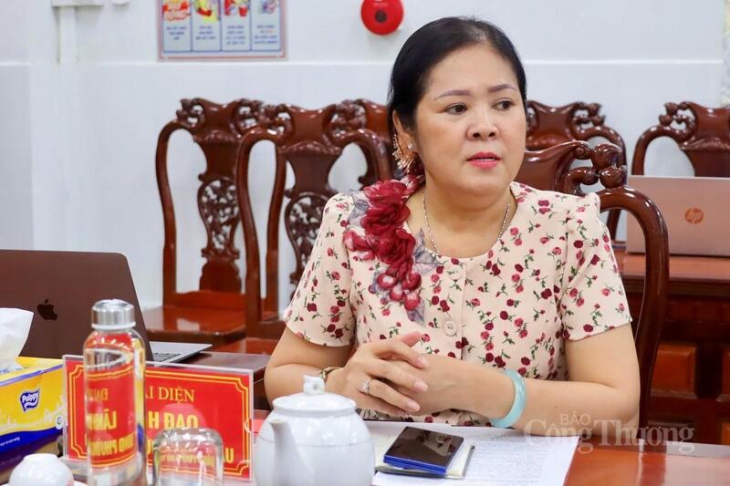 Bà Nguyễn Thị Hòa Bình - Chủ tịch UBND phường Vĩnh Châu, phát biểu trao đổi, thảo luận tại hội nghị. Ảnh: Khánh Ngọc.