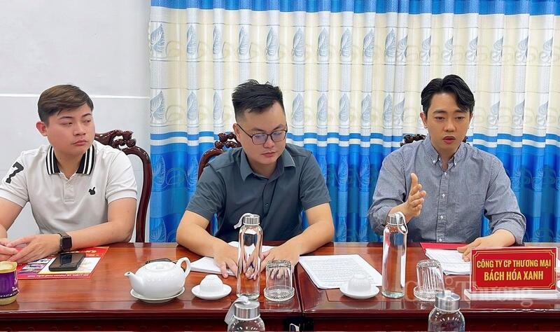 Ông Trương Ngọc Anh Hoàng (ngồi bên phải qua) - Giám đốc Công ty CP Thương mại Bách Hóa Xanh, trình bày tình hình hoạt đông của Công ty. Ảnh: Khánh Ngọc.