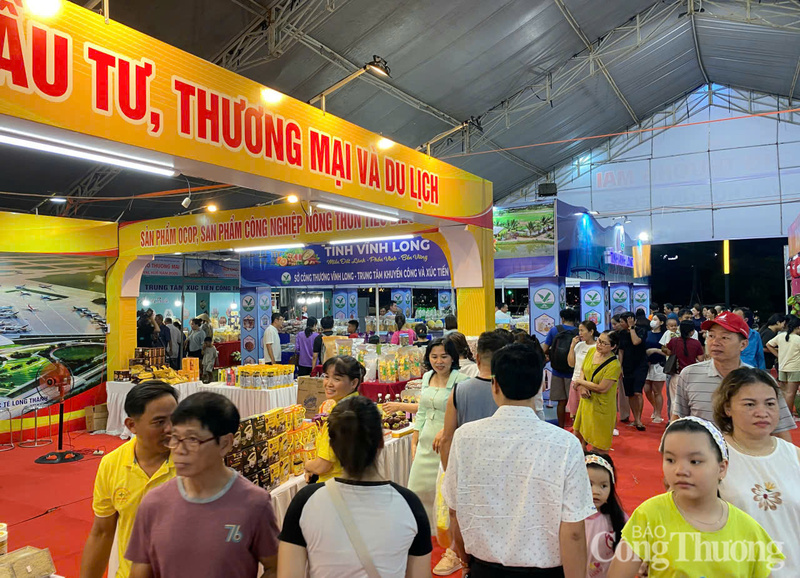 Rất đông người dân và du khách thăm quan, mua sắm trong ngày đầu diễn ra hội chợ