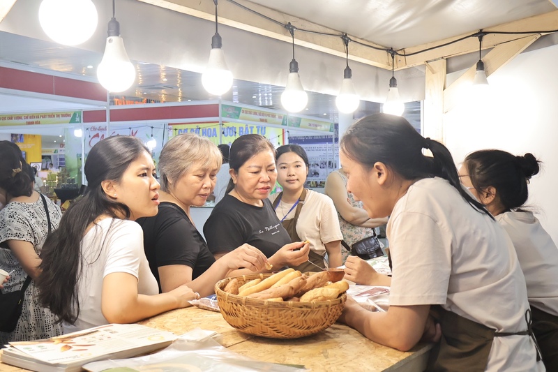 Người dân Đà Nẵng cũng đặc biệt quan tâm, tìm hiểu sản phẩm đến từ các vùng miền khác. Ảnh: Diễm Phúc