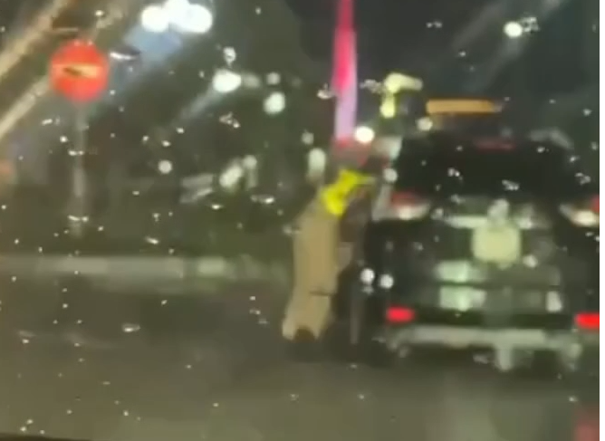 Hình ảnh cắt từ video người dân quay lại vụ việc Lê Duy Lâm lái xe kéo lê cảnh sát giao thông. Ảnh: Mai Liễu