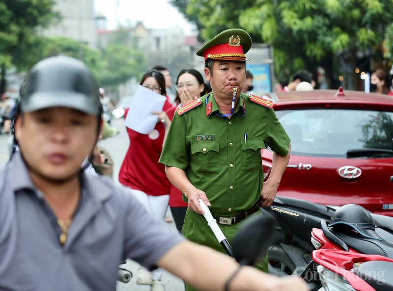 Lực lượng chức năng điều tiết giao thông trong ngày thi đầu tiên tại điểm Trường THPT Lý Thường Kiệt. Ảnh: Ngô Nhung