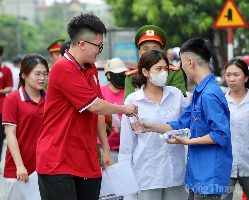 Thanh niên tình nguyện tiếp sức từng chai nước cho các thi sinh.Ảnh: Ngô Nhung
