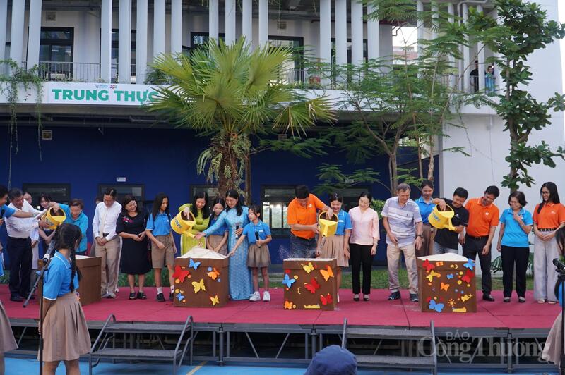 Một trong những tiết mục xúc động nhất là hoạt cảnh “Gieo những hạt mầm Hy Vọng”, tái hiện hình ảnh các em học sinh trong những ngày đầu đến trường.