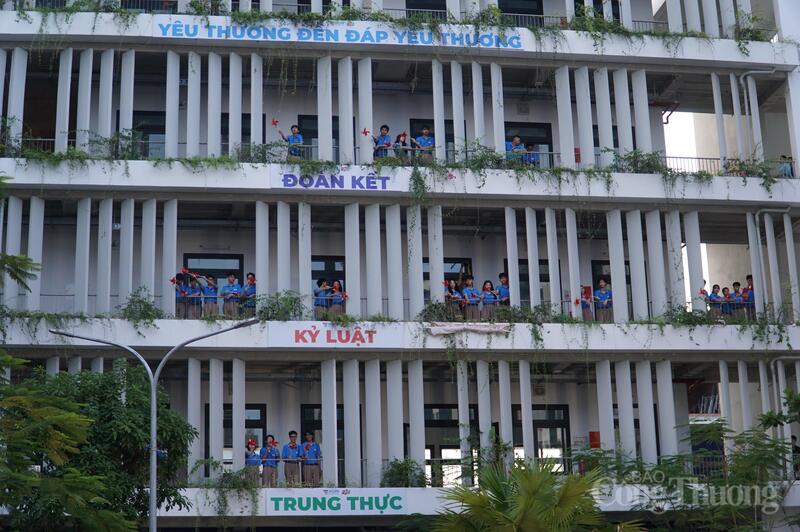 Đại diện học sinh lớp 12, em Lê Anh Thư chia sẻ, Trường Hy Vọng không chỉ là nơi hỗ trợ các em vượt qua khó khăn mà còn là môi trường giúp các em học cách trưởng thành và tự tin bước tiếp trong cuộc sống.