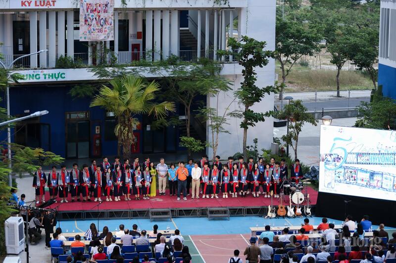 Theo ông Hoàng Quốc Quyền, Giám đốc Trường Hy Vọng, 5 năm qua là hành trình kiên trì biến tình yêu thương thành sự trưởng thành của học sinh. Dù có nhiều khó khăn, đội ngũ nhà trường chưa từng nghĩ đến việc bỏ cuộc. Hôm nay, khi chứng kiến các em trưởng thành và sẵn sàng bước tiếp, đó là phần thưởng lớn nhất đối với tập thể giáo viên và cán bộ nhà trường.